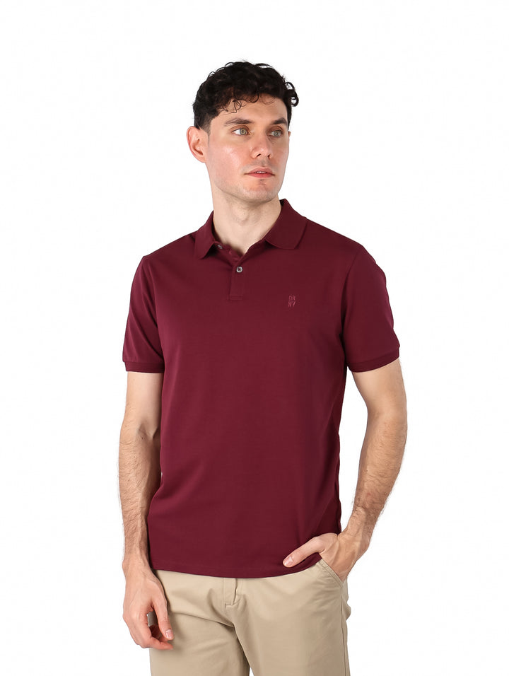 Hombre vistiendo una camiseta polo de color rojo garnet de la marca DKNY.