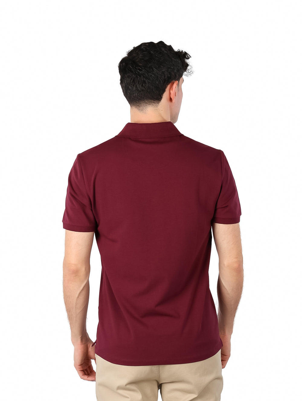 Hombre vistiendo una camiseta polo de color rojo garnet de la marca DKNY.