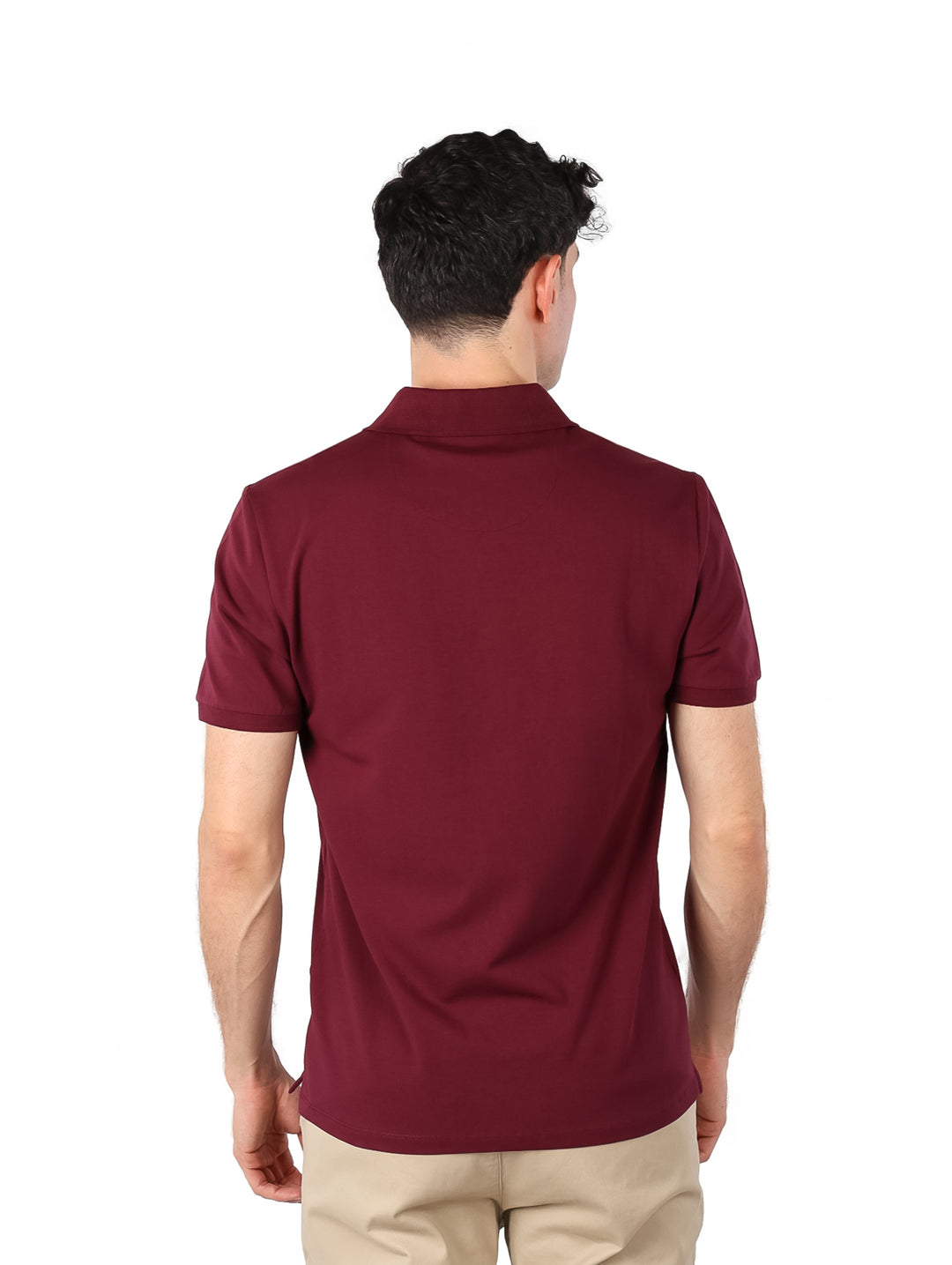 Hombre vistiendo una camiseta polo de color rojo garnet de la marca DKNY.