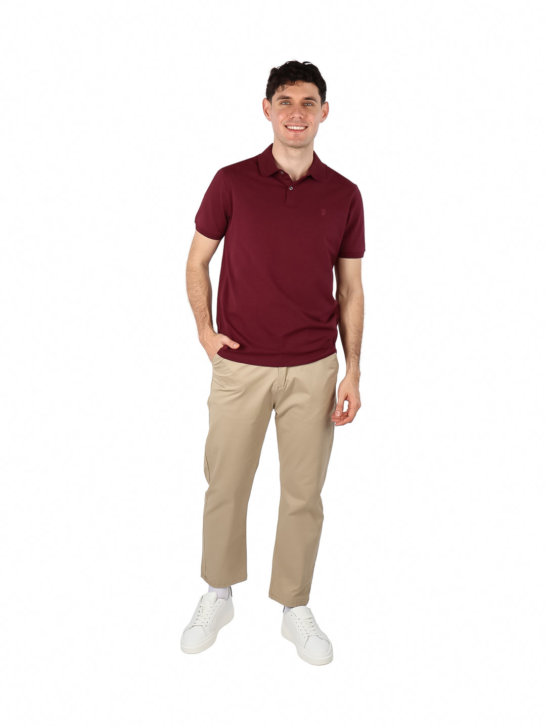 Hombre vistiendo una camiseta polo de color rojo garnet de la marca DKNY.