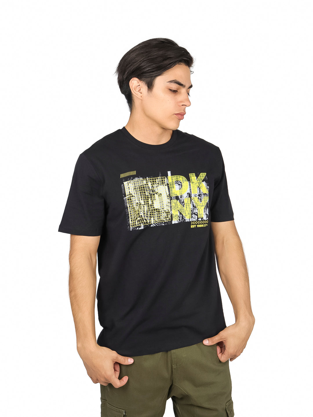 Hombre vistiendo playera negra de manga corta con estampado gráfico amarillo y blanco en el pecho.