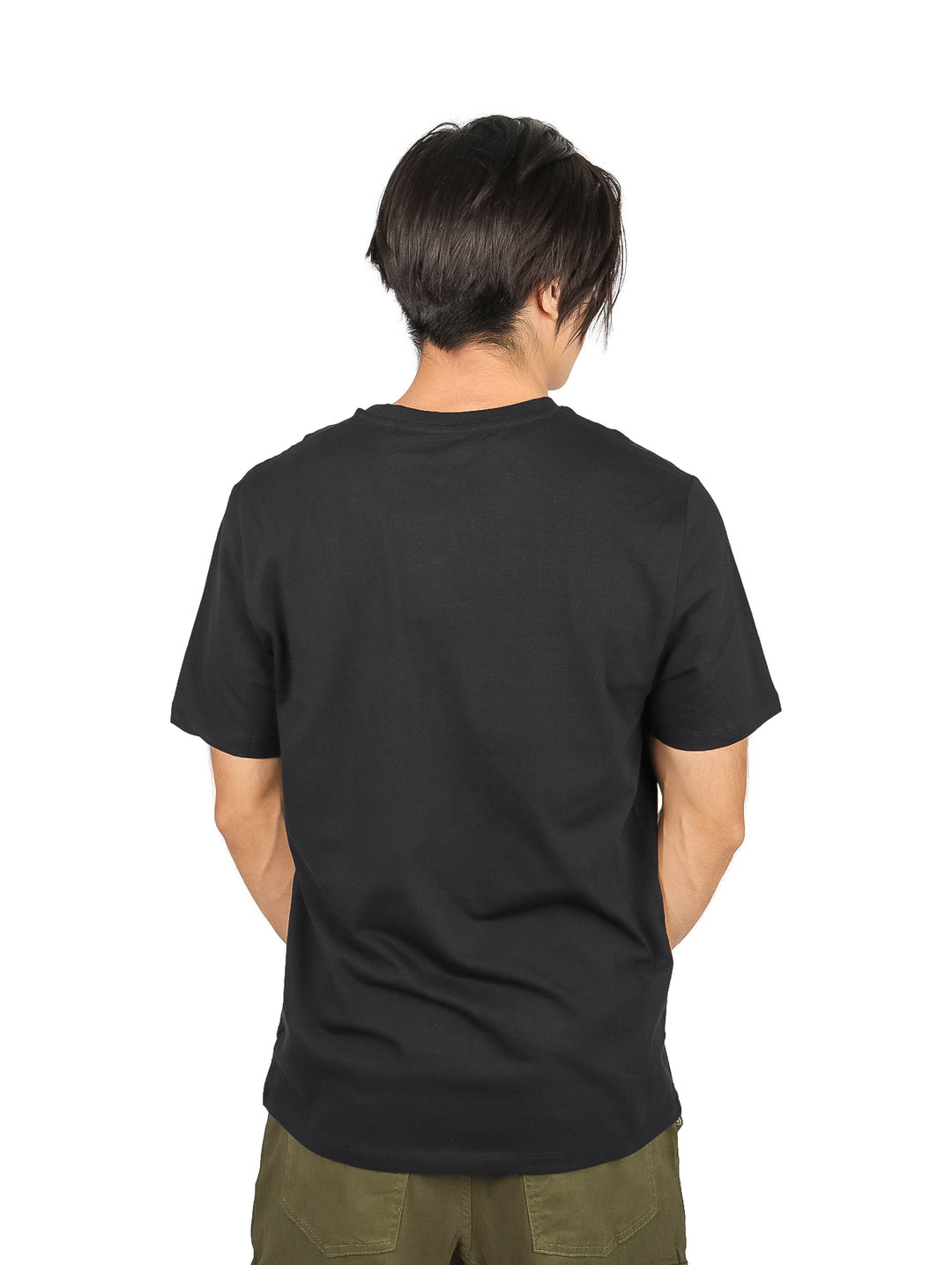 Hombre vistiendo playera negra de manga corta con estampado gráfico amarillo y blanco en el pecho.