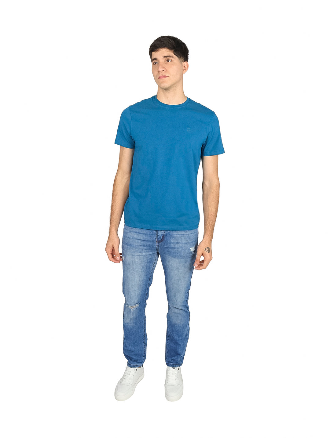 Hombre vistiendo una camiseta de manga corta color azul smoke blue de la marca DKNY.
