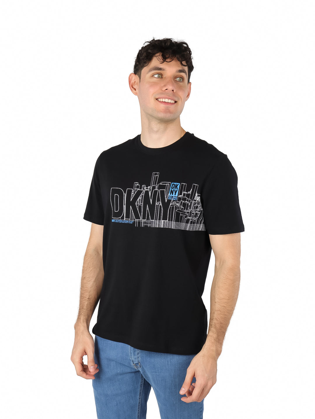 Hombre vistiendo una camiseta negra de manga corta con estampado gráfico de DKNY en el pecho.