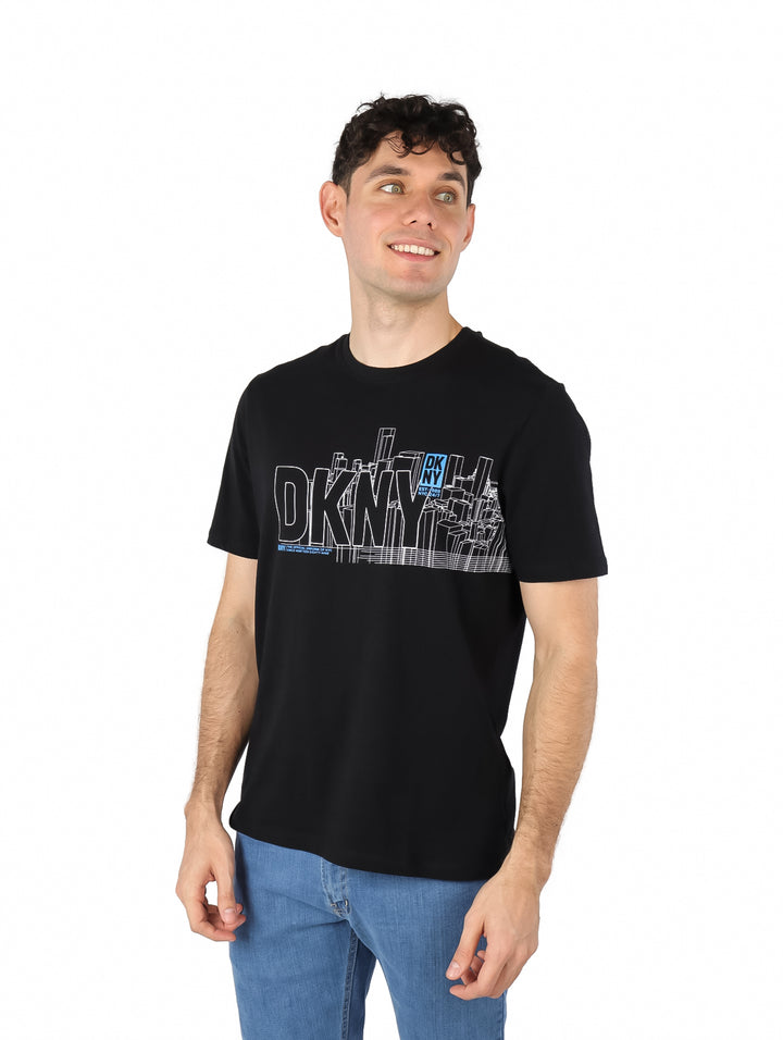 Hombre vistiendo una camiseta negra de manga corta con estampado gráfico de DKNY en el pecho.