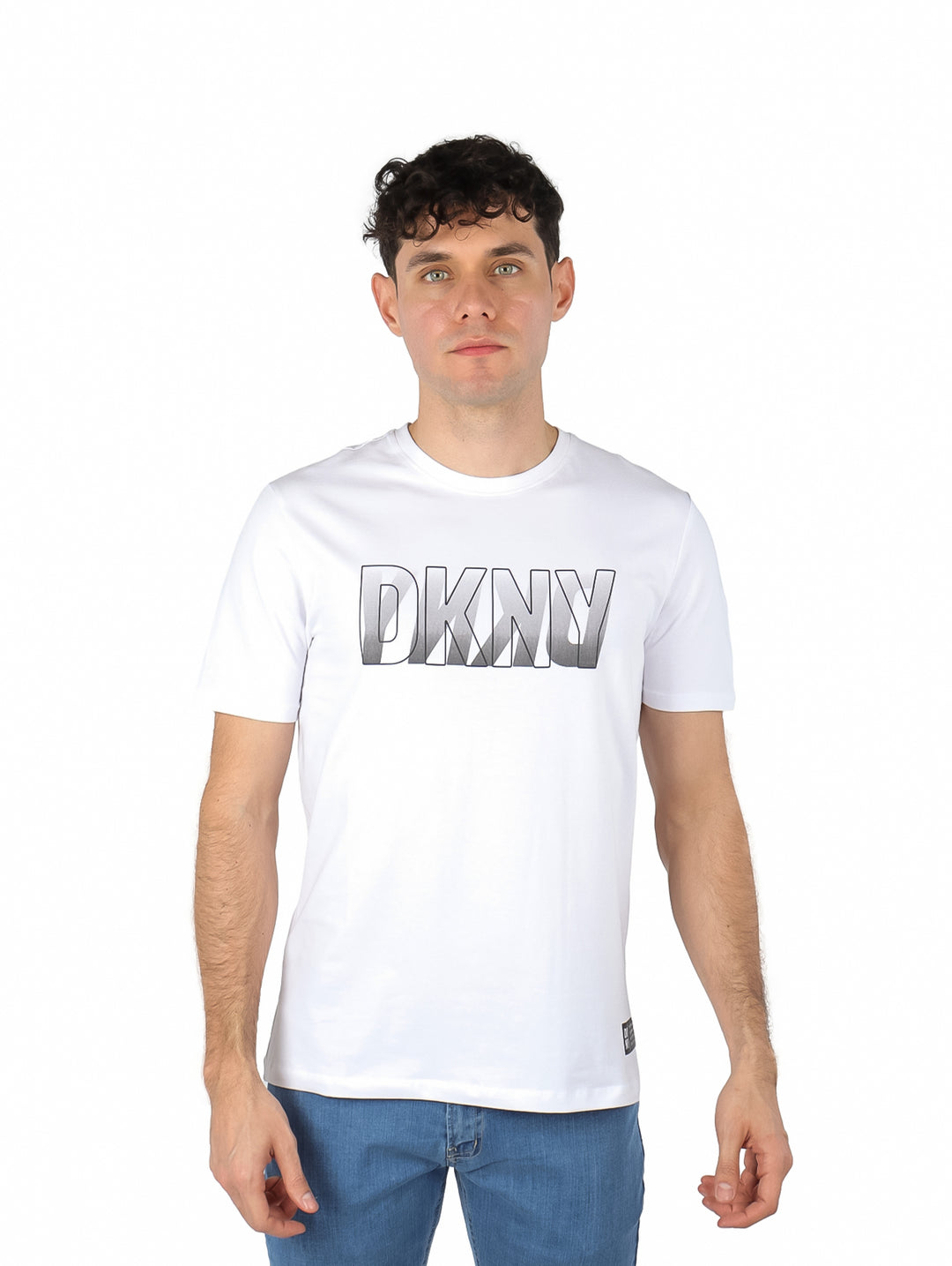 Hombre vistiendo una camiseta blanca de manga corta con el logotipo de DKNY en el pecho.