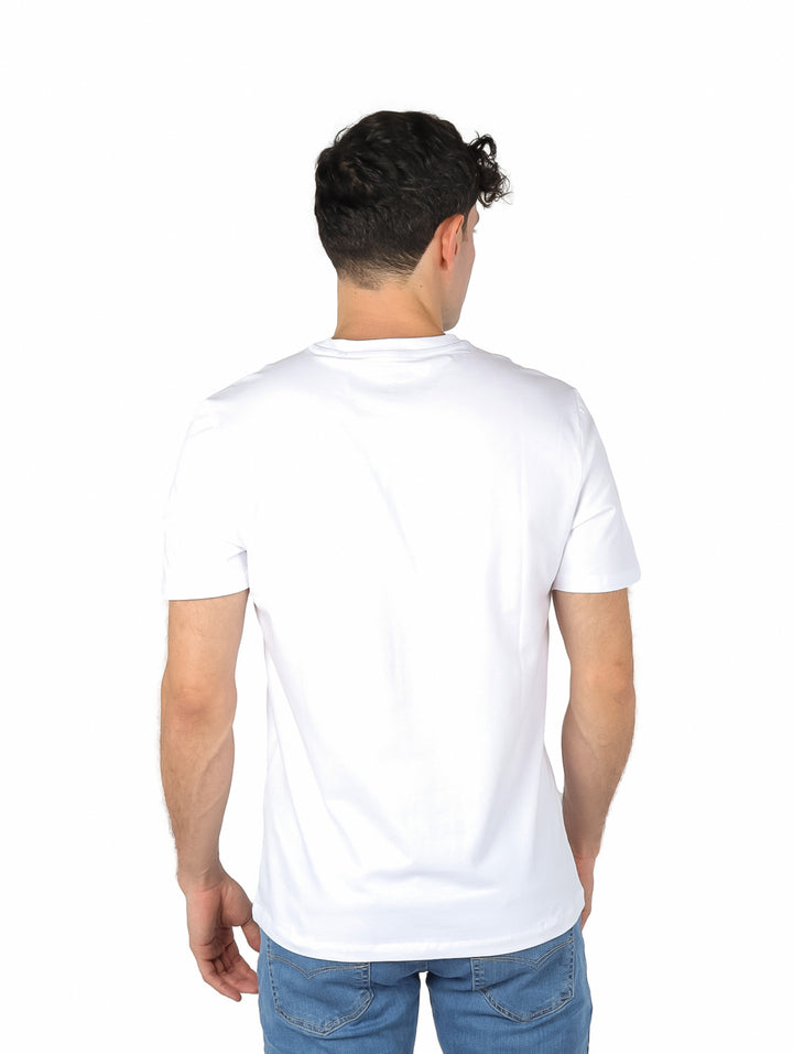 Hombre vistiendo una camiseta blanca de manga corta con el logotipo de DKNY en el pecho.