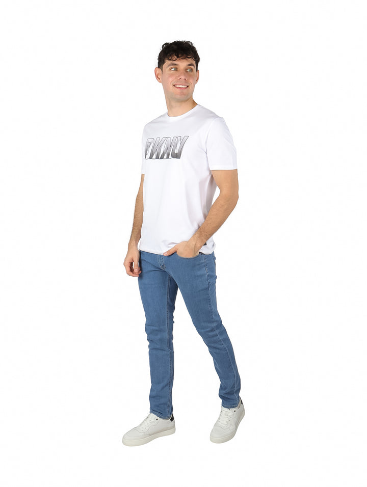 Hombre vistiendo una camiseta blanca de manga corta con el logotipo de DKNY en el pecho.