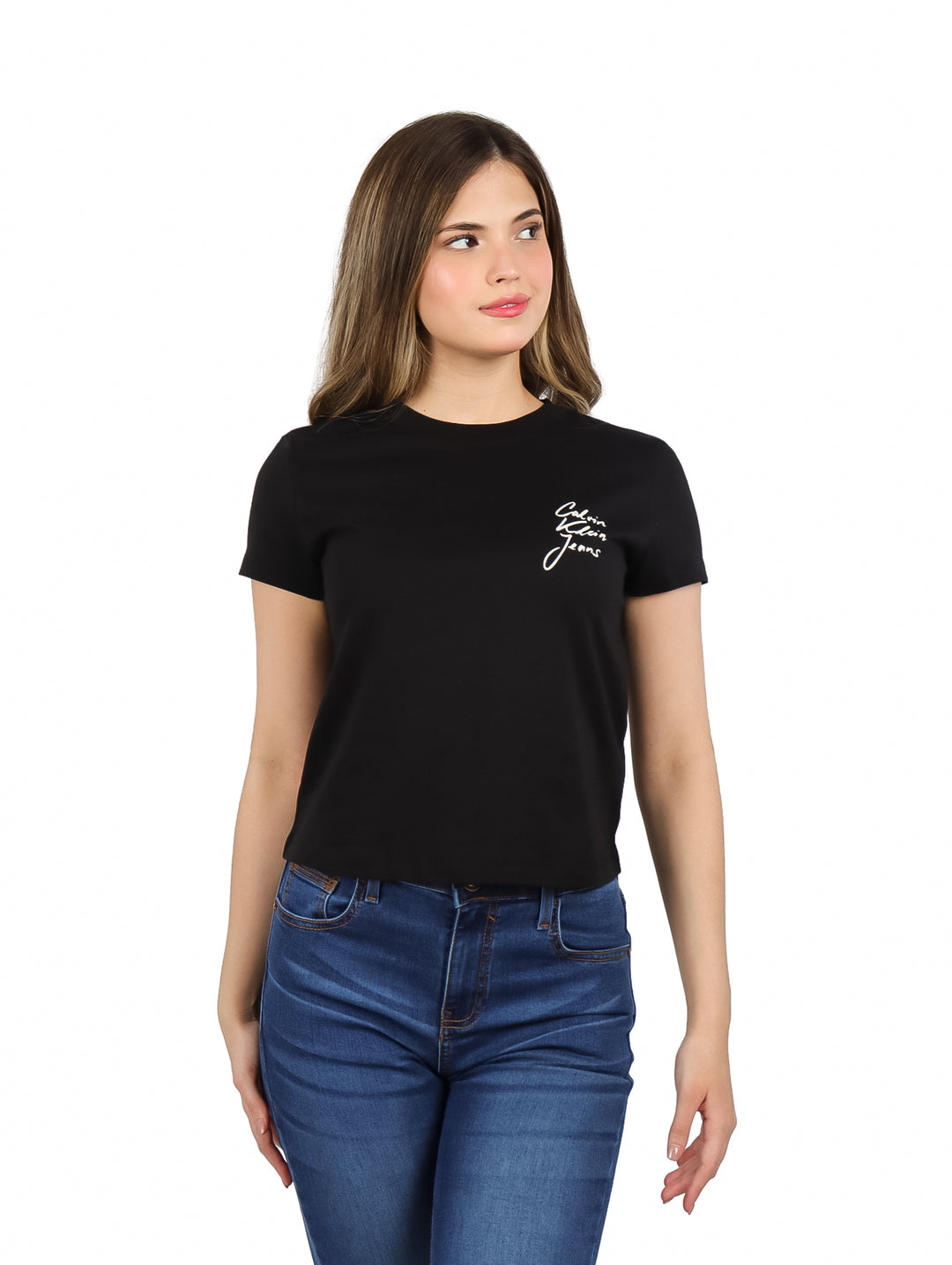 Mujer vistiendo blusa negra de manga corta con logotipo de Calvin Klein y jeans azules.