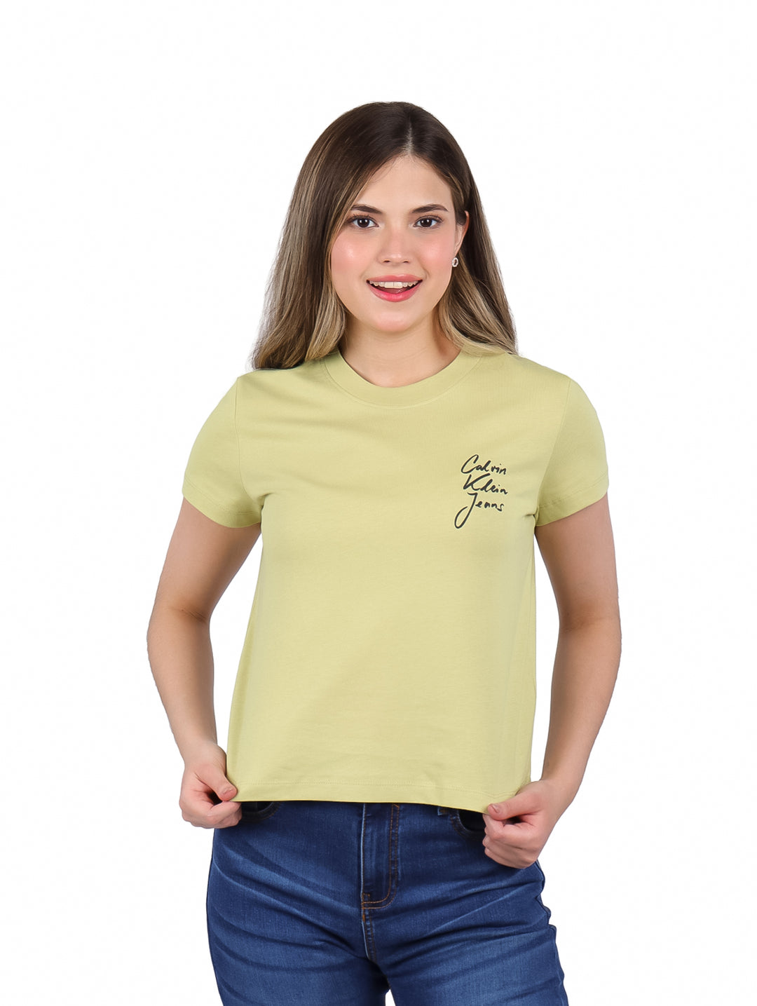 Mujer vistiendo playera corta color verde claro con logotipo de Calvin Klein.