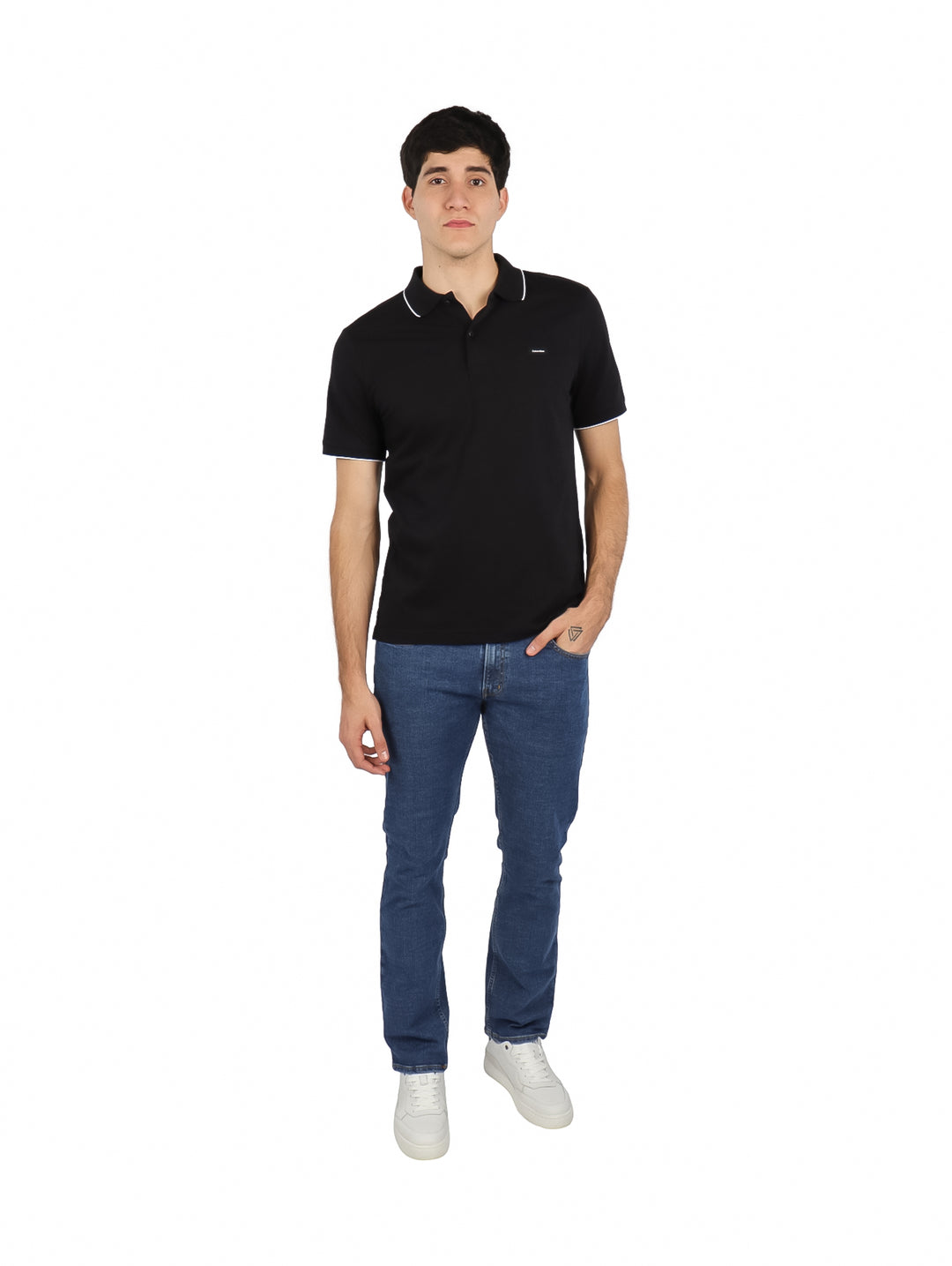 Hombre vistiendo polo negro de Calvin Klein con detalles blancos en cuello y mangas.