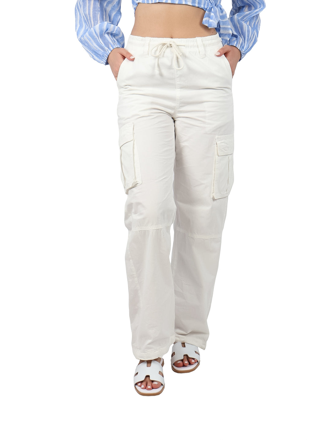 Pantalones cargo color hueso para mujer con cintura elástica y bolsillos laterales.