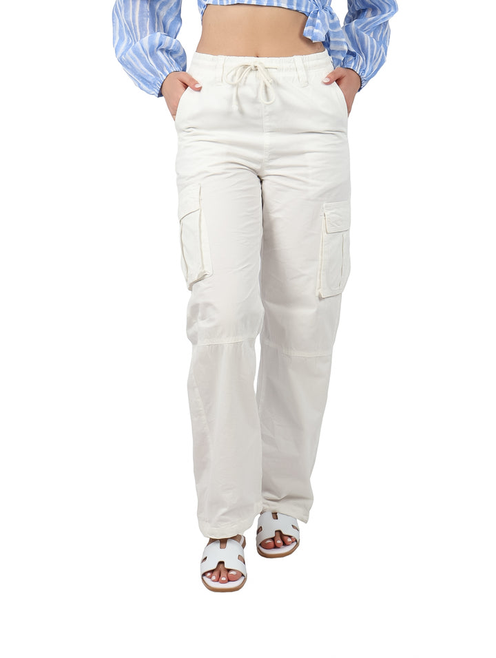 Pantalones cargo color hueso para mujer con cintura elástica y bolsillos laterales.