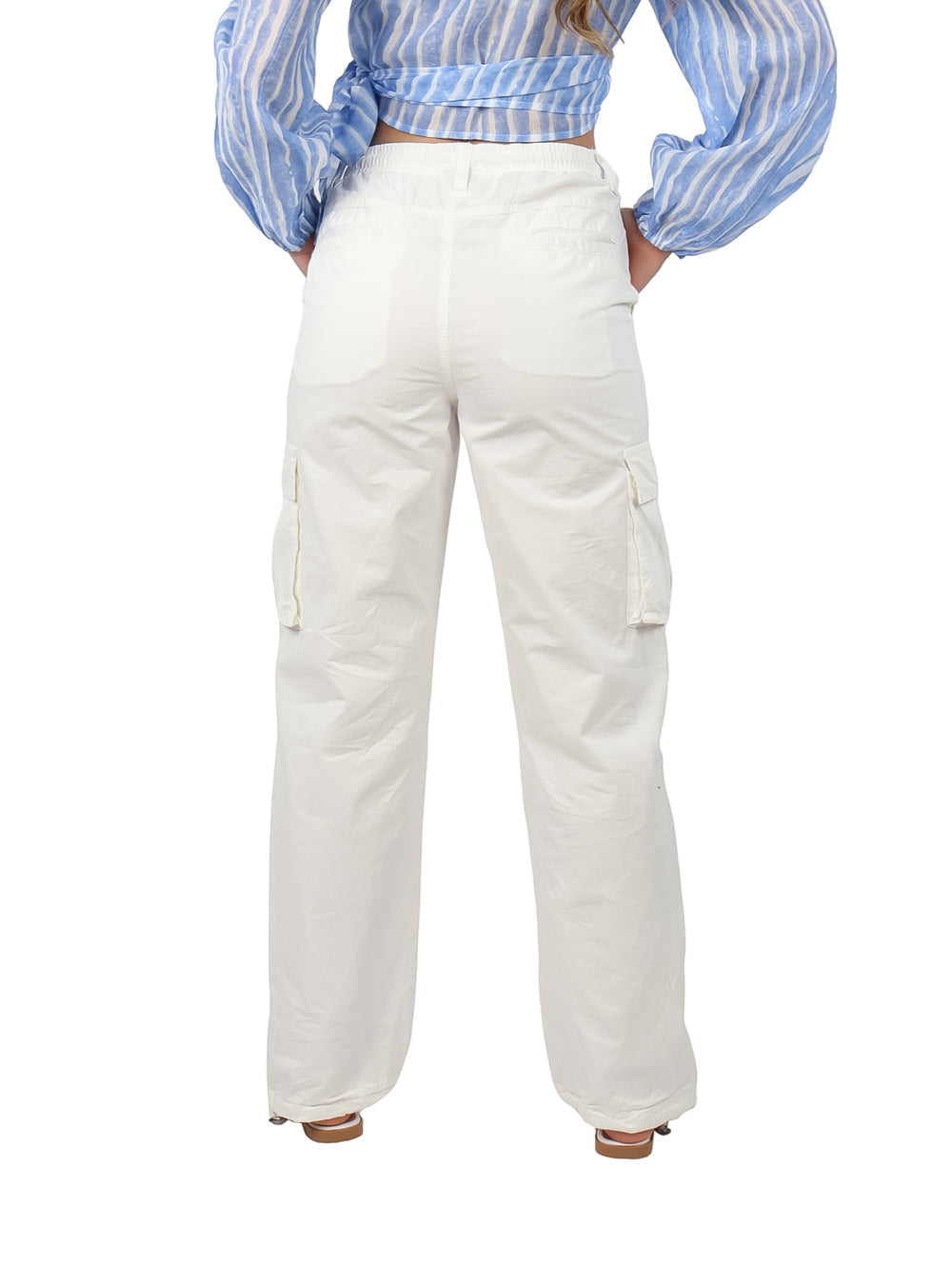 Pantalones cargo color hueso para mujer con cintura elástica y bolsillos laterales.