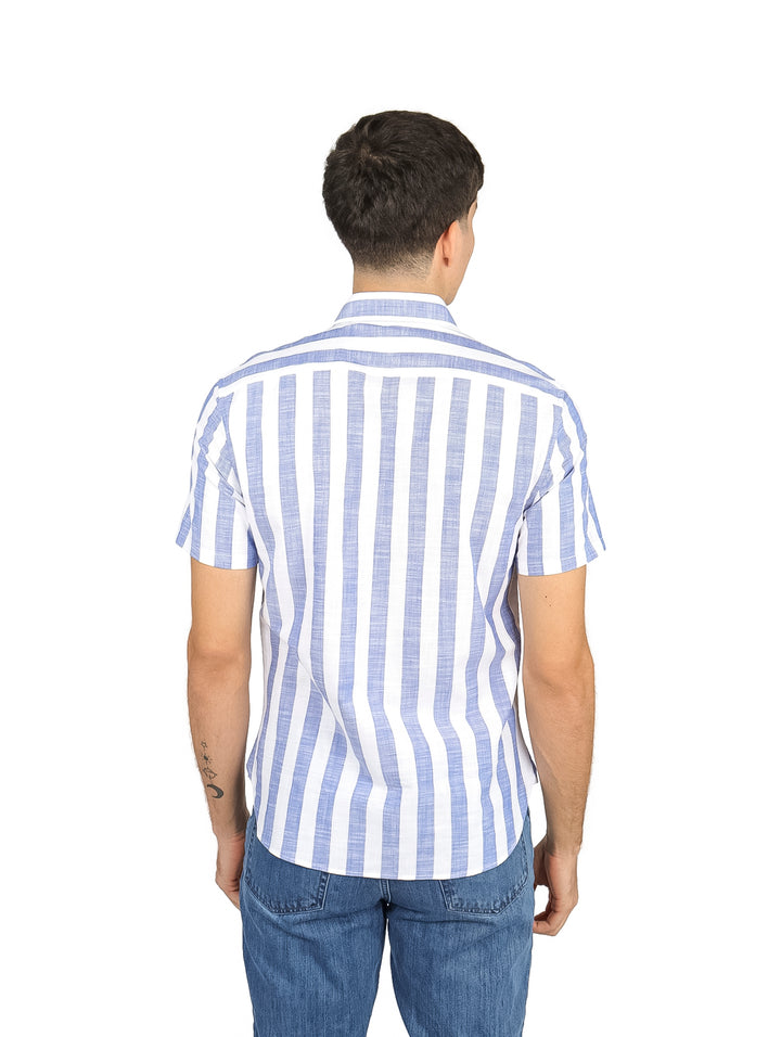 Hombre vistiendo camisa de manga corta con rayas verticales azules y blancas, estilo casual.