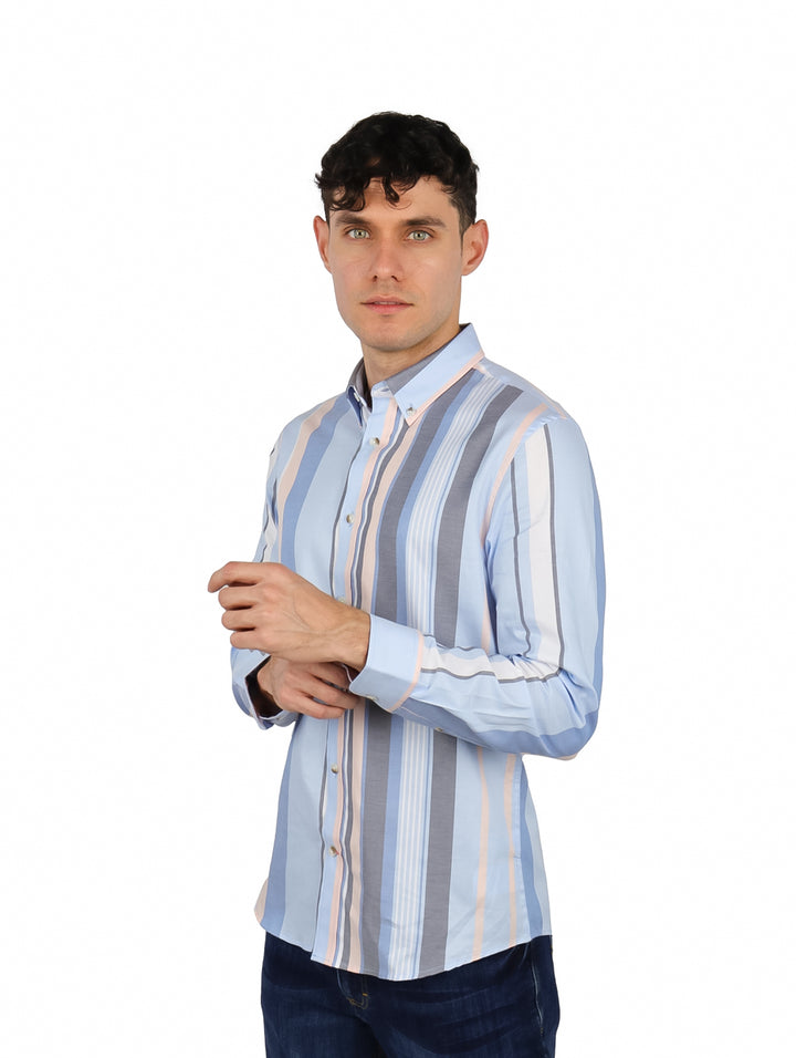 Hombre vistiendo una camisa azul con rayas verticales en tonos gris y rosa.