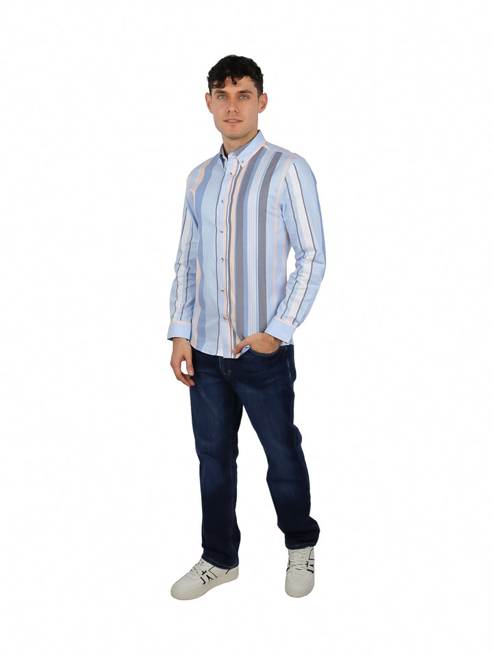 Hombre vistiendo una camisa azul con rayas verticales en tonos gris y rosa.