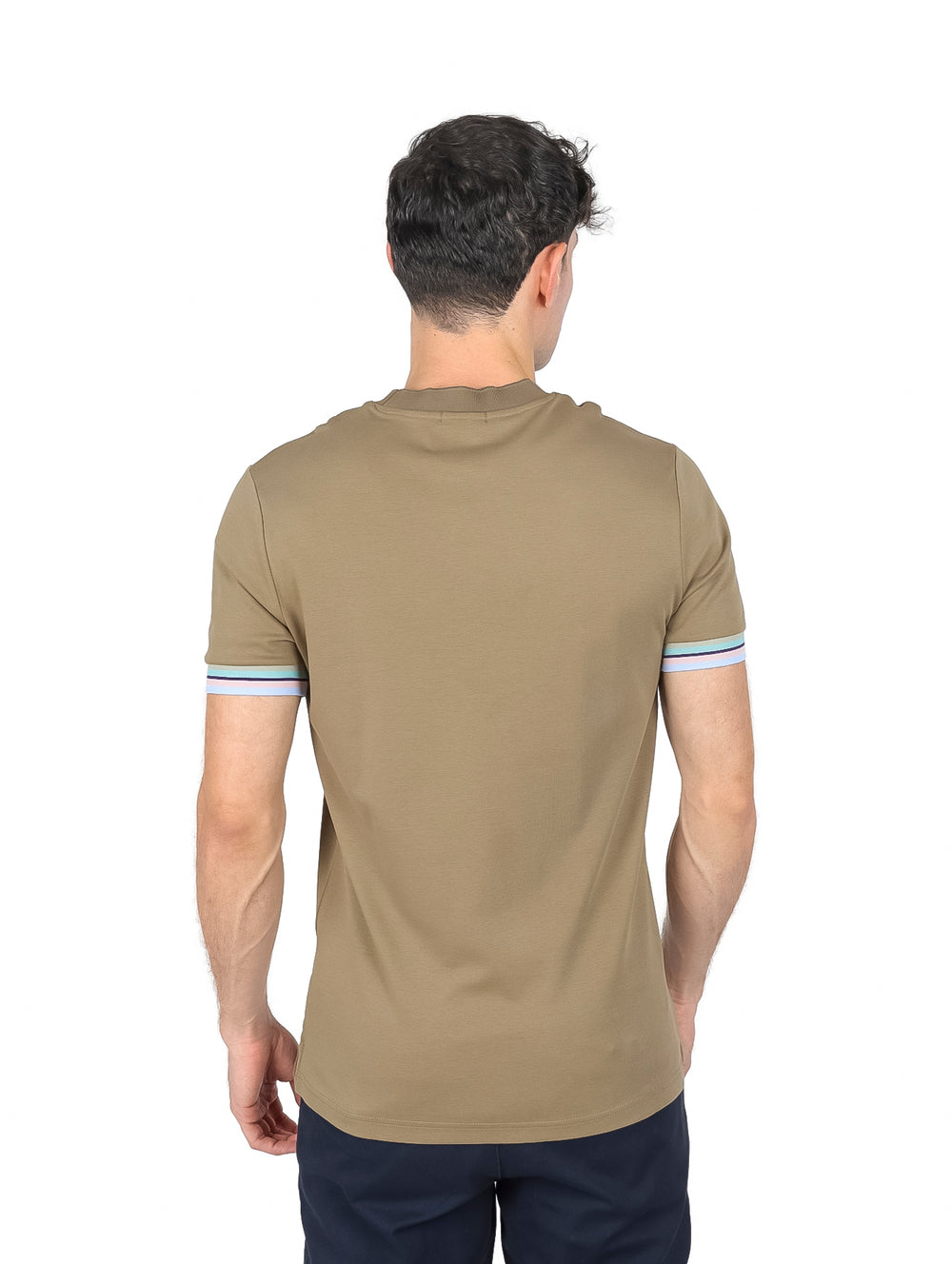 Hombre vistiendo playera color canteen de manga corta con detalles lineales blancos y azules en los bordes de las mangas.