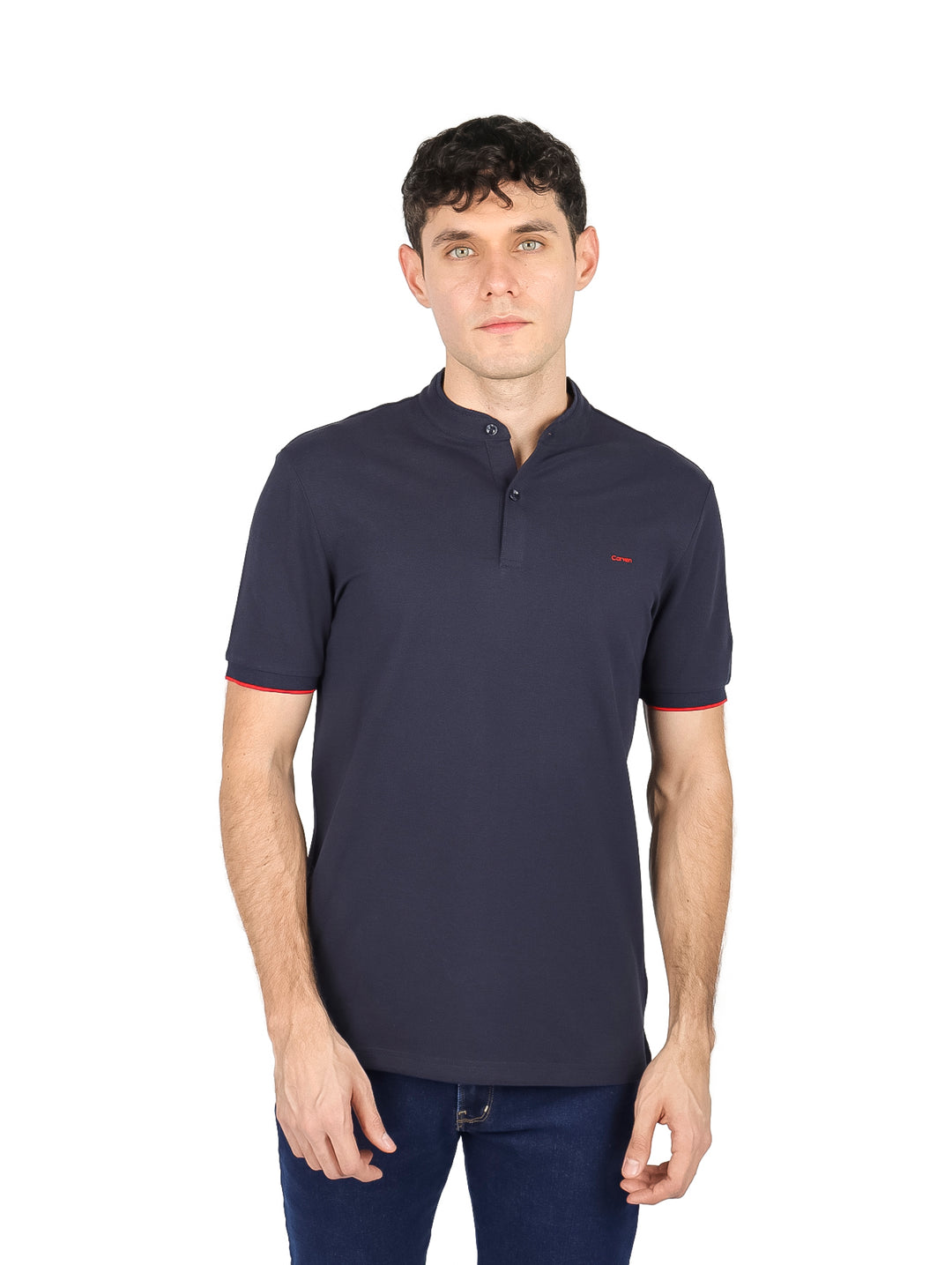 Hombre vistiendo playera azul marino de manga corta con cuello mao y detalle rojo en las mangas.