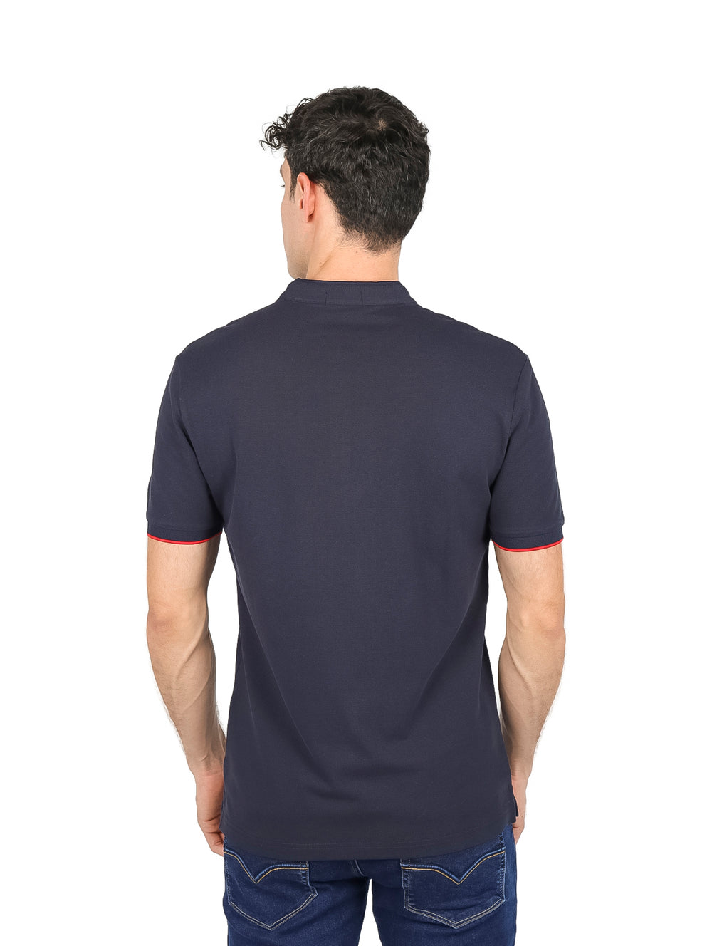 Hombre vistiendo playera azul marino de manga corta con cuello mao y detalle rojo en las mangas.