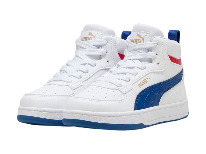 Tenis PUMA Caven 2.0 Mid PS color blanco con franja azul y detalle rojo en el tobillo.