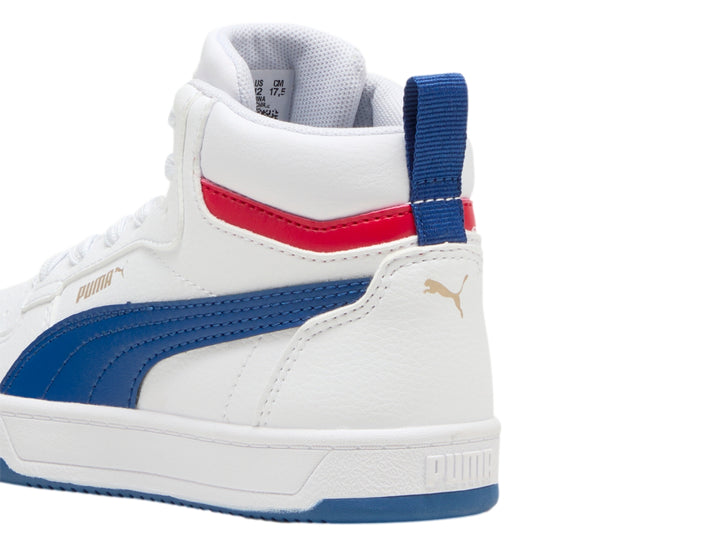 Tenis PUMA Caven 2.0 Mid PS color blanco con franja azul y detalle rojo en el tobillo.