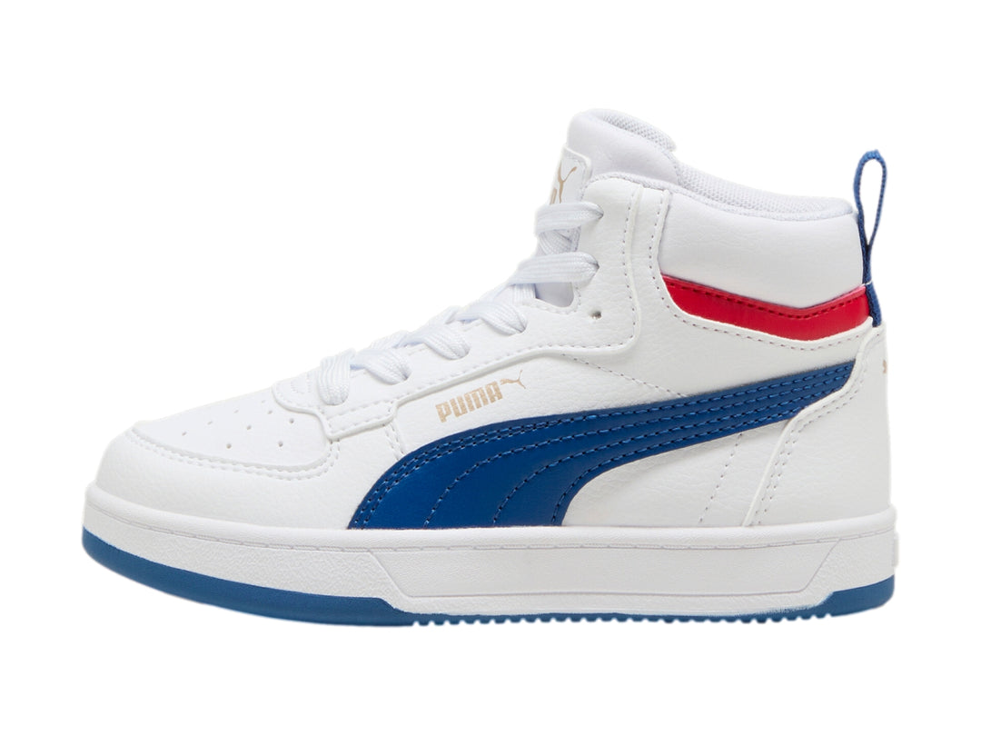 Tenis PUMA Caven 2.0 Mid PS color blanco con franja azul y detalle rojo en el tobillo.