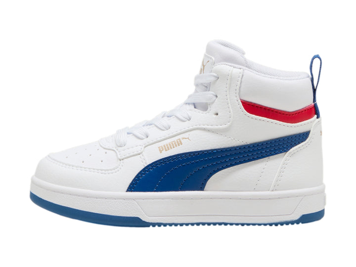 Tenis PUMA Caven 2.0 Mid PS color blanco con franja azul y detalle rojo en el tobillo.