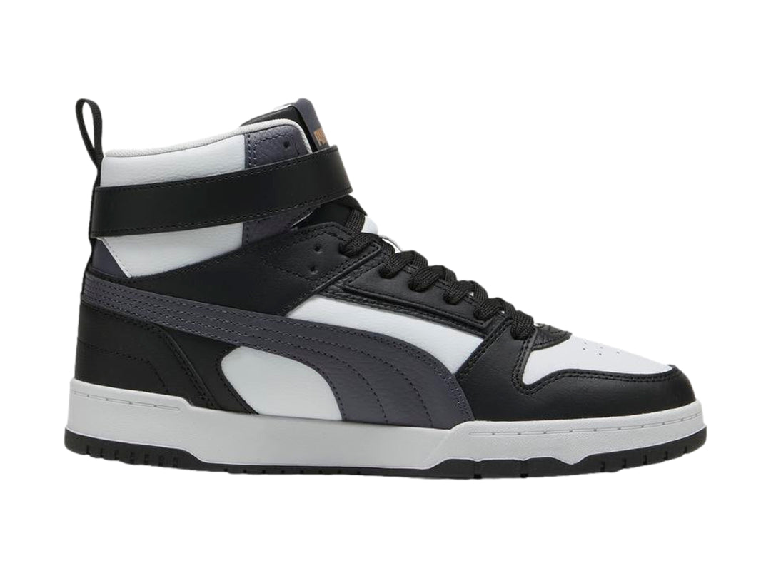 Tenis PUMA RBD Game de bota alta en colores negro, blanco y gris con correa ajustable en el tobillo.