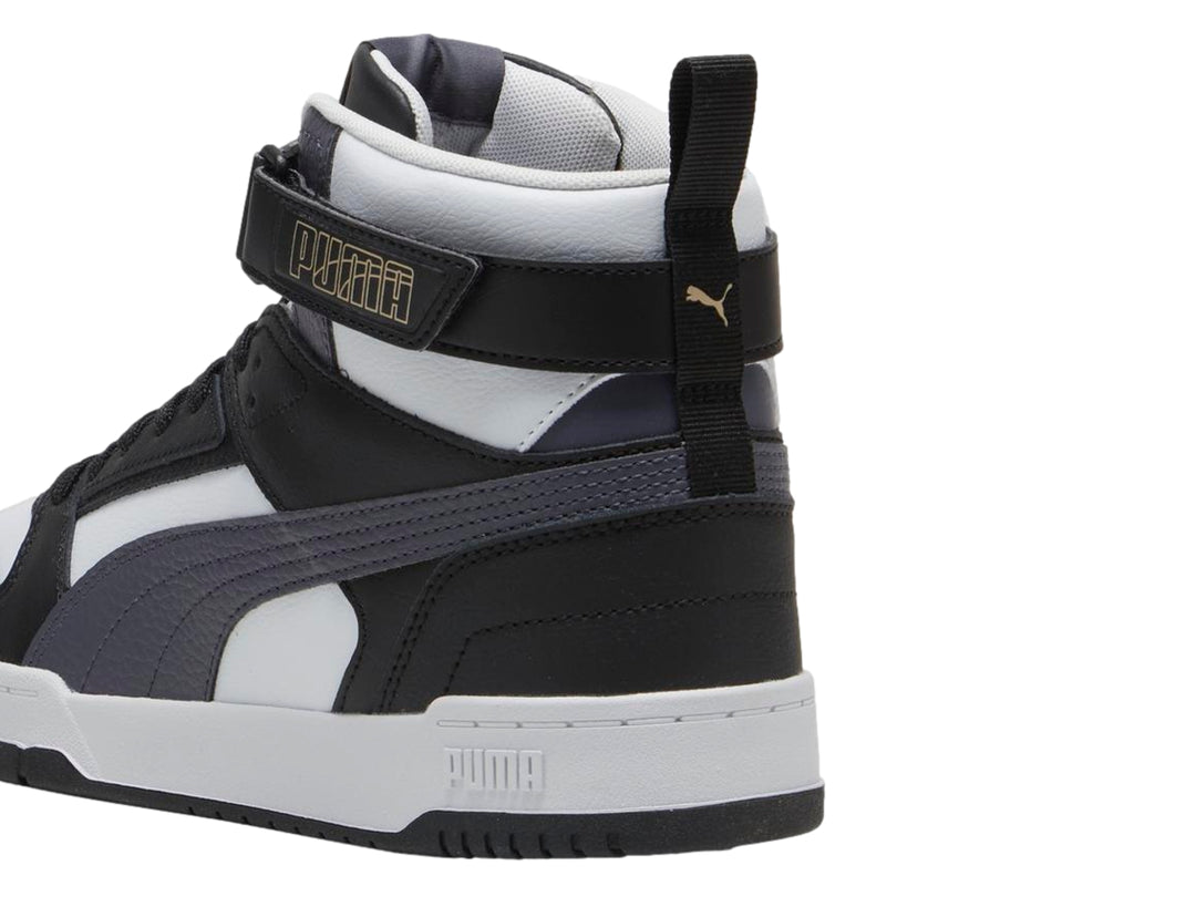 Tenis PUMA RBD Game de bota alta en colores negro, blanco y gris con correa ajustable en el tobillo.