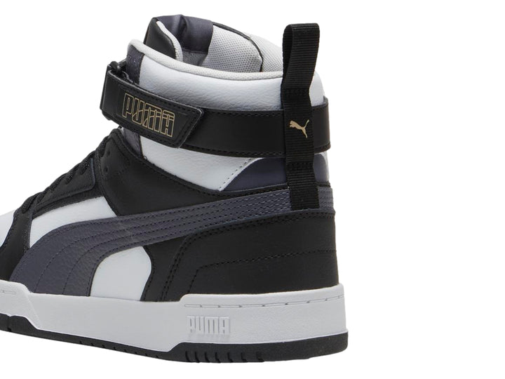 Tenis PUMA RBD Game de bota alta en colores negro, blanco y gris con correa ajustable en el tobillo.