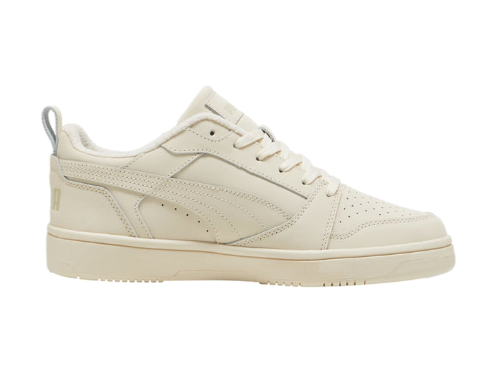 Tenis PUMA Rebound V6 Low de color blanco hueso con acabado en nubuck y corte bajo.