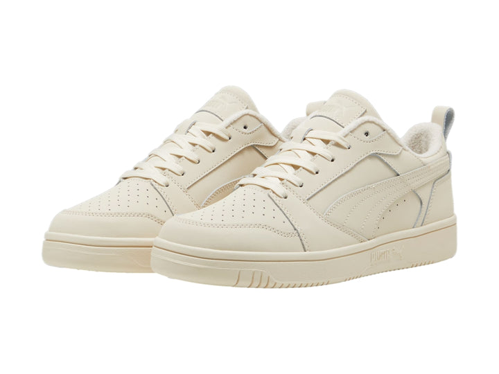 Tenis PUMA Rebound V6 Low de color blanco hueso con acabado en nubuck y corte bajo.