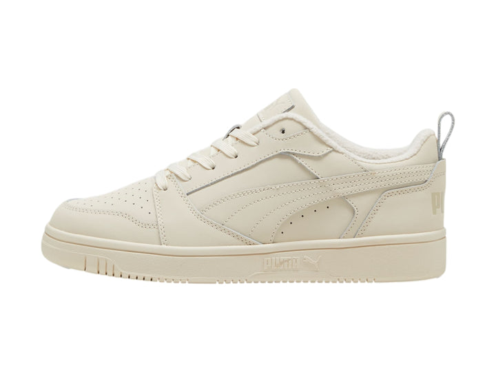 Tenis PUMA Rebound V6 Low de color blanco hueso con acabado en nubuck y corte bajo.