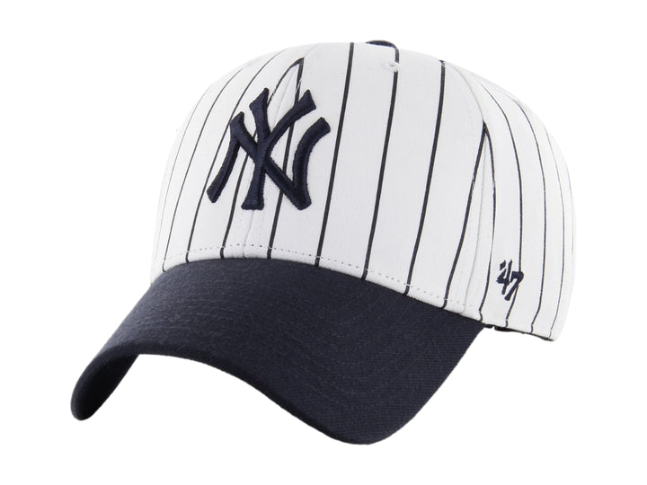Gorra de béisbol blanca con rayas verticales azules, visera azul marino y logo de los New York Yankees.