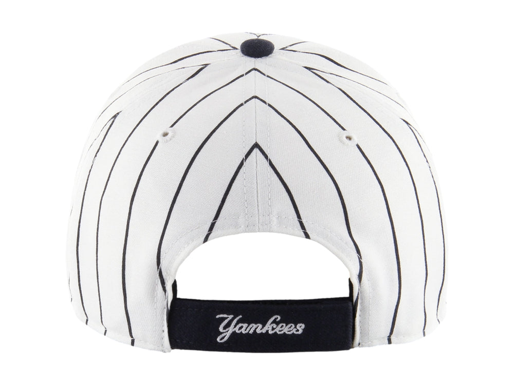 Gorra de béisbol blanca con rayas verticales azules, visera azul marino y logo de los New York Yankees.