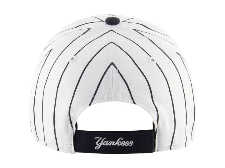 Gorra de béisbol blanca con rayas verticales azules, visera azul marino y logo de los New York Yankees.