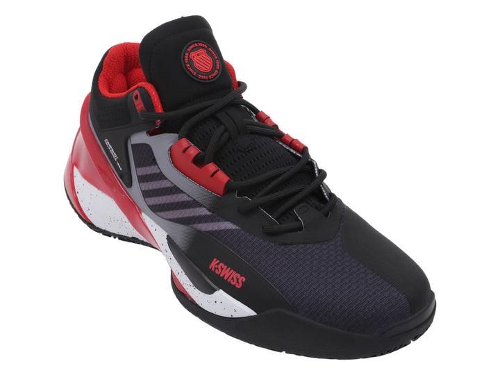 Tenis deportivos K-Swiss color negro y rojo con detalles en blanco y suela negra.