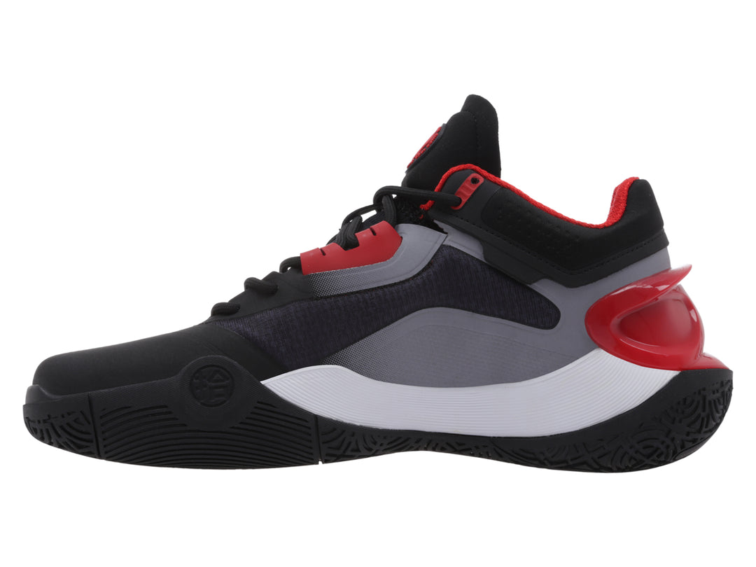Tenis deportivos K-Swiss color negro y rojo con detalles en blanco y suela negra.