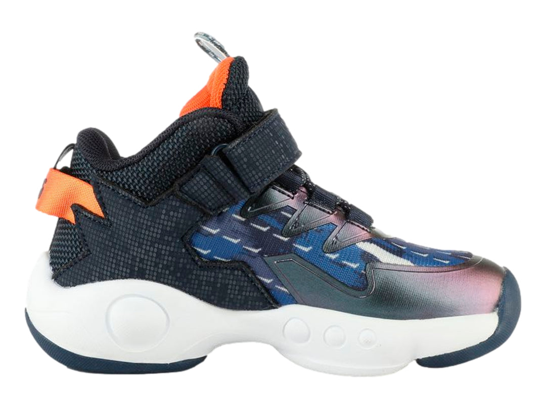 Tenis K-SWISS para niño en colores azul marino y naranja con suela blanca y cierre de correa velcro.