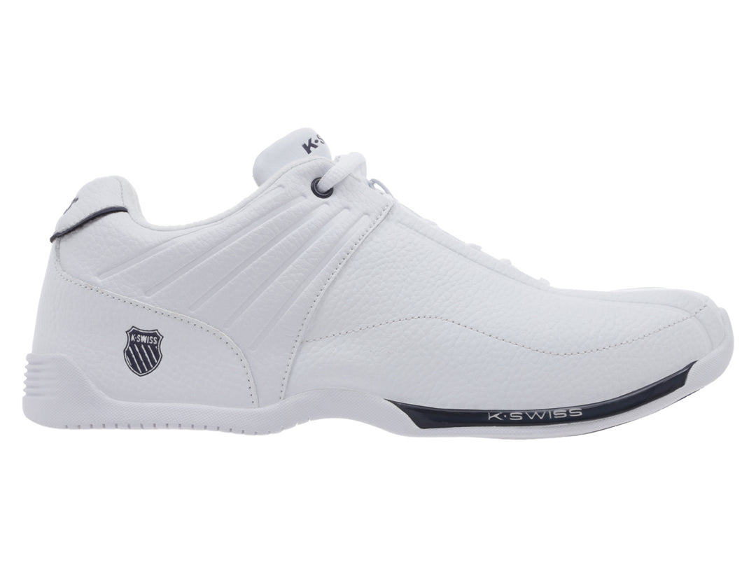 Tenis deportivos K-Swiss color blanco con detalles en azul y suela blanca.