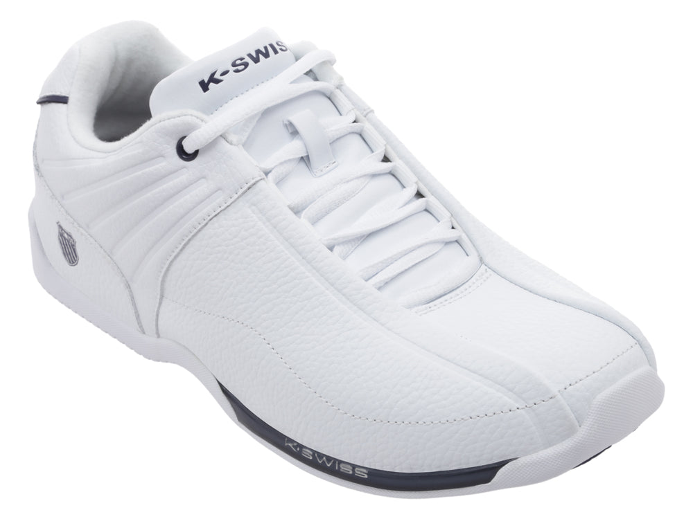 Tenis deportivos K-Swiss color blanco con detalles en azul y suela blanca.