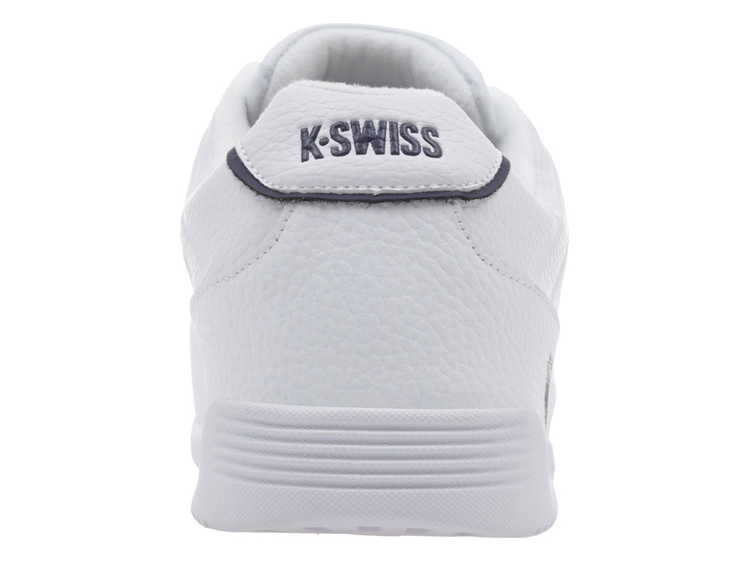 Tenis deportivos K-Swiss color blanco con detalles en azul y suela blanca.