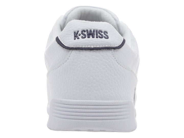 Tenis deportivos K-Swiss color blanco con detalles en azul y suela blanca.