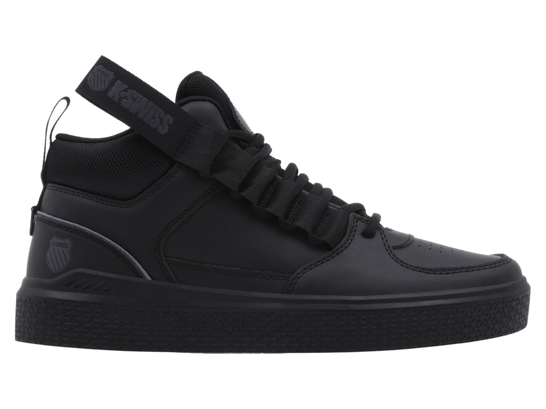 Tenis K-Swiss color negro, estilo mid-top con correa ajustable en el tobillo y suela texturizada.