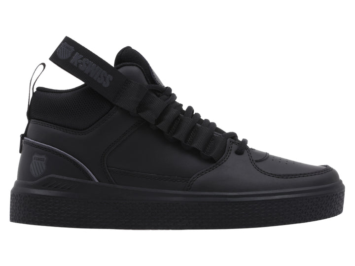 Tenis K-Swiss color negro, estilo mid-top con correa ajustable en el tobillo y suela texturizada.
