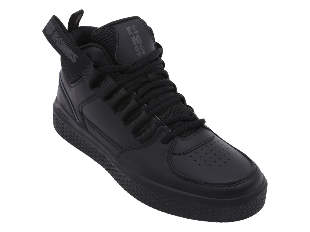 Tenis K-Swiss color negro, estilo mid-top con correa ajustable en el tobillo y suela texturizada.