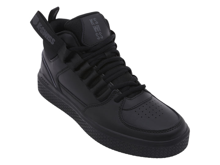 Tenis K-Swiss color negro, estilo mid-top con correa ajustable en el tobillo y suela texturizada.
