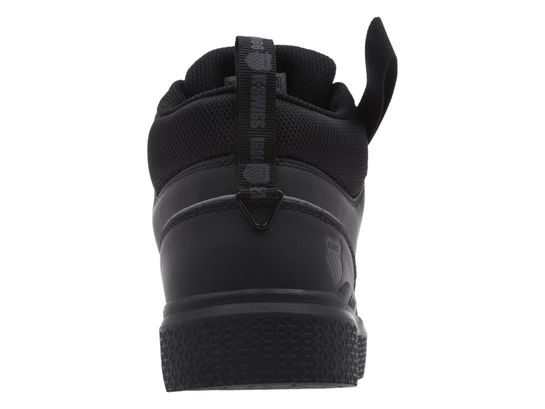 Tenis K-Swiss color negro, estilo mid-top con correa ajustable en el tobillo y suela texturizada.