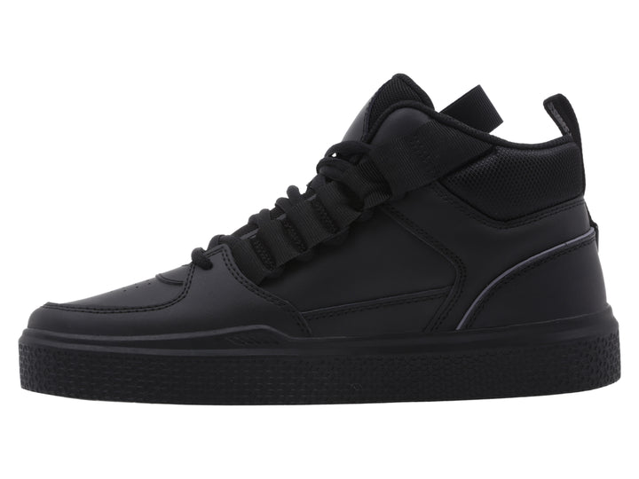 Tenis K-Swiss color negro, estilo mid-top con correa ajustable en el tobillo y suela texturizada.